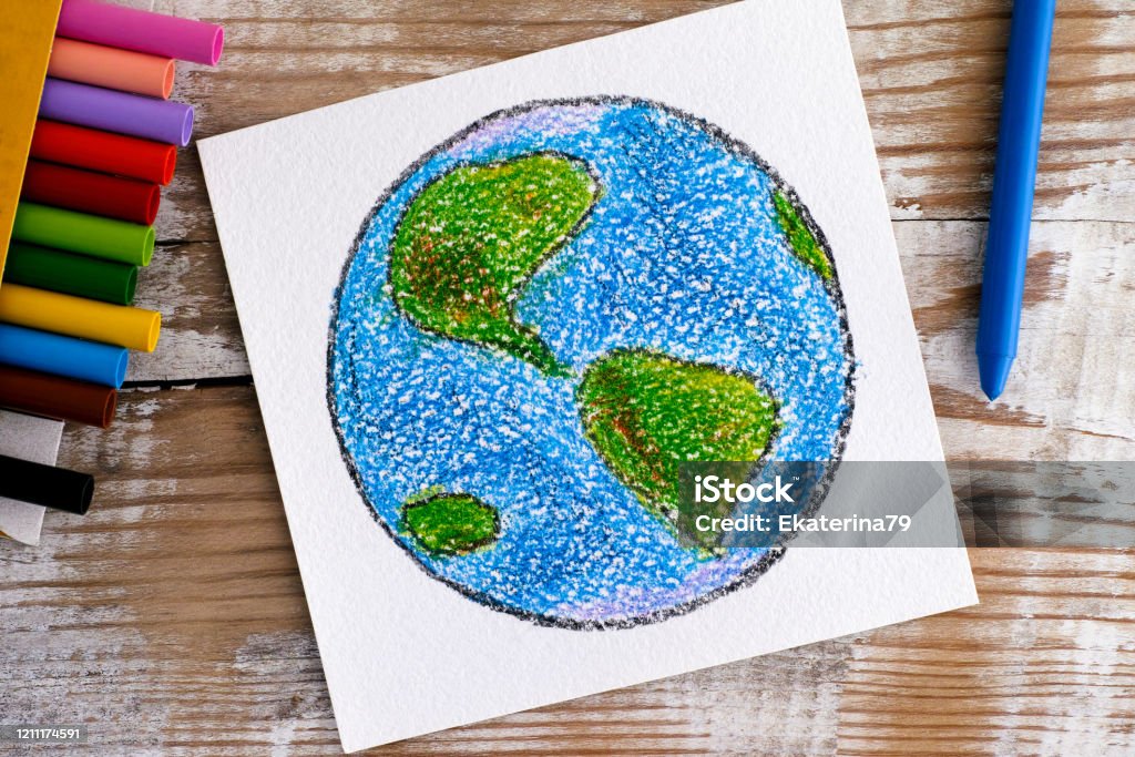  Dibujo A Mano Planeta Tierra Con Crayones De Cera Sobre Fondo De Madera Foto de stock y más banco de imágenes de Planeta Tierra