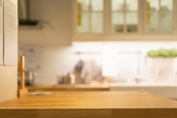 mesa de madera con fondo de la sala de cocina borrosa. para la visualización del producto de montaje o diseño de diseño diseño diseño visual clave. - heat sink fotografías e imágenes de stock