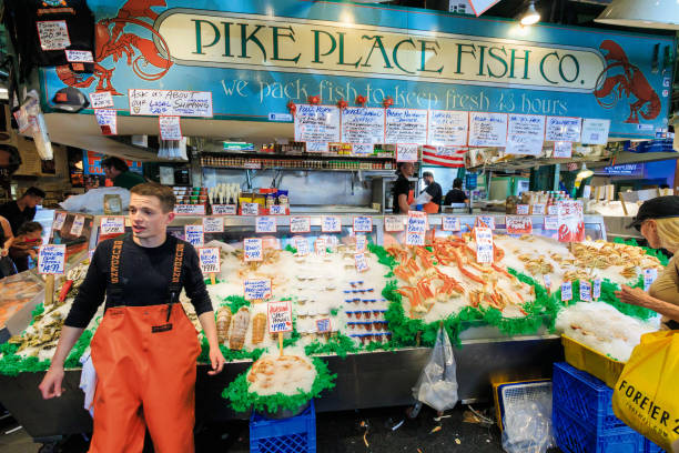 pike place market a seattle - fish fish market catch of fish market foto e immagini stock