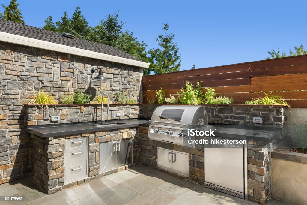 Patio de patio trasero con barbacoa al aire libre y cocina - Foto de stock de Aire libre libre de derechos