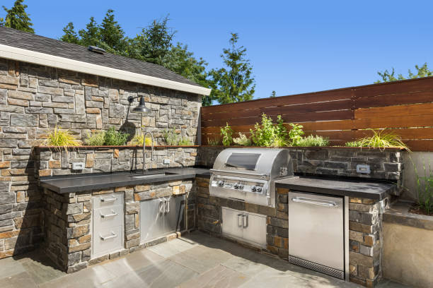 backyard hardscape patio with outdoor barbecue and kitchen - fence front or back yard flower ornamental garden imagens e fotografias de stock