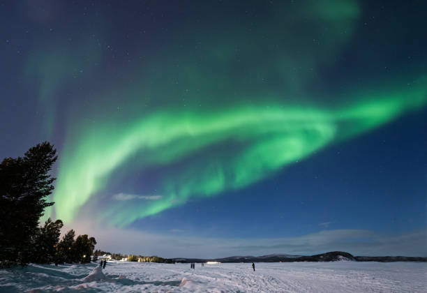 aurora borealis über inari in finnland - aurora borealis aurora polaris lapland finland stock-fotos und bilder