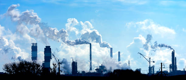 contaminación del aire por el humo que sale de las chimeneas de la fábrica. - global warming fotografías e imágenes de stock
