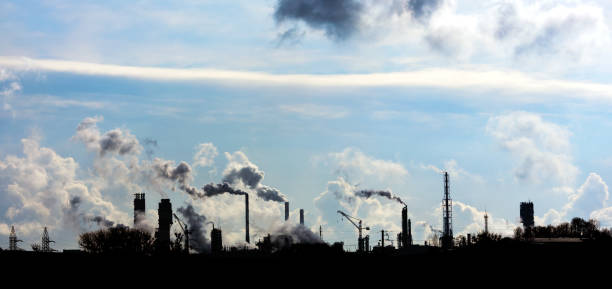 contaminación del aire por el humo que sale de las chimeneas de la fábrica. - global warming power station smoke stack coal fotografías e imágenes de stock