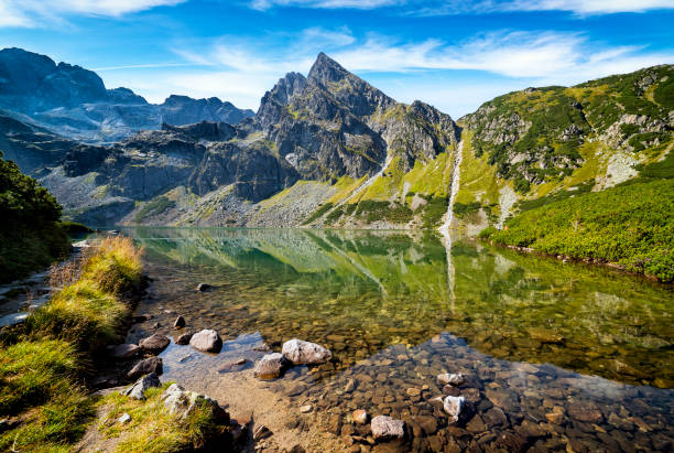 feriados na polônia - lagoa gasienicowy negra e cúpula de koscielec nas montanhas tatra - tatra mountains zakopane lake mountain - fotografias e filmes do acervo