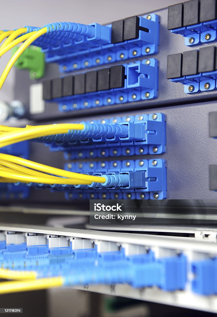 Cabos de rede de servidores e tecnologia em um centro de dados - Foto de stock de Acender royalty-free