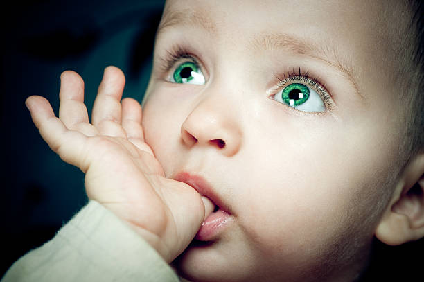 bebé con el dedo en la boca - finger in mouth fotografías e imágenes de stock