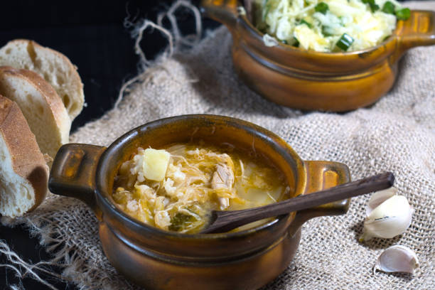 コールスロー、ポテト、スープ、野菜の煮込みラソルニクスープ - sauerkraut coleslaw cabbage plant ストックフォトと画像
