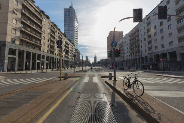 italien auf coronavirus lockdown - abandoned city street built structure stock-fotos und bilder