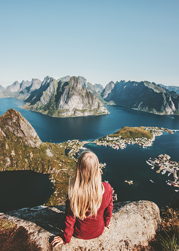 Mujer disfrutando de montañas aéreas vista viaje en Noruega estilo de vida saludable concepto aventura al aire libre vacaciones de verano Islas Lofoten photo
