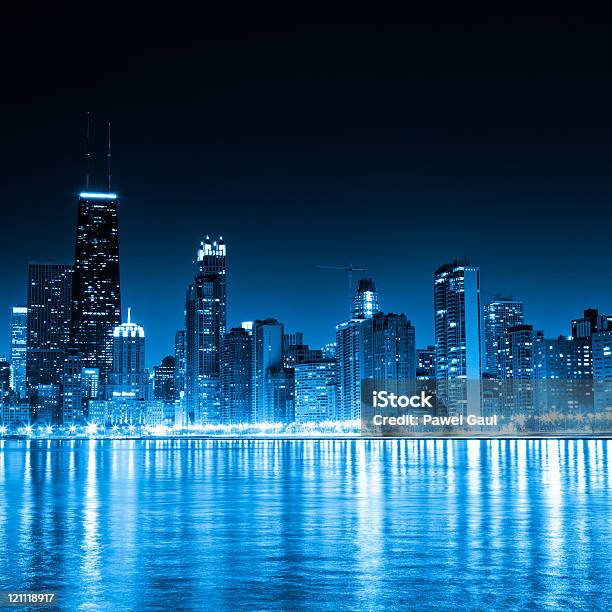 Chicago Skyline De Noite - Fotografias de stock e mais imagens de Chicago - Illinois - Chicago - Illinois, Frente ao mar, Noite