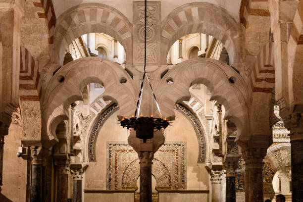 columnas y arcos en mezquita - la mezquita cathedral fotografías e imágenes de stock