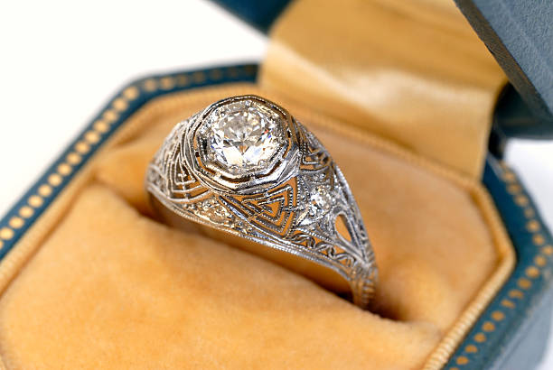 アンティークダイヤモンドの指輪 - solitaire ring ストックフォトと画像