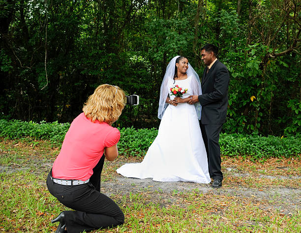mulher de fotógrafo fotografar diversas casal de casamento - wedding african descent american culture bride imagens e fotografias de stock