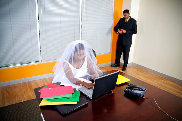 geschäftsfrau arbeiten weiße braut und bräutigam steht von - wedding african descent american culture bride stock-fotos und bilder