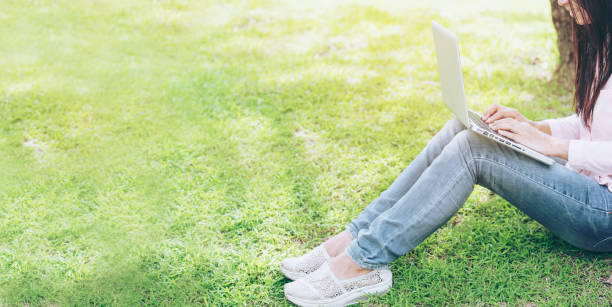 Busy freelance woman laptop outdoor. Businesswoman corporate city life outside with lifestyle technology. Beautiful woman connect internet outdoor on the beach. Internet technology lifestyle concept. ocupada freelance mujer portátil al aire libre. empresaria vida de la ciudad corporativa al aire libre con tecnología de estilo de vida. hermosa mujer conectar internet al aire libre en la playa. concepto de estilo de vida de la tecnología de internet.