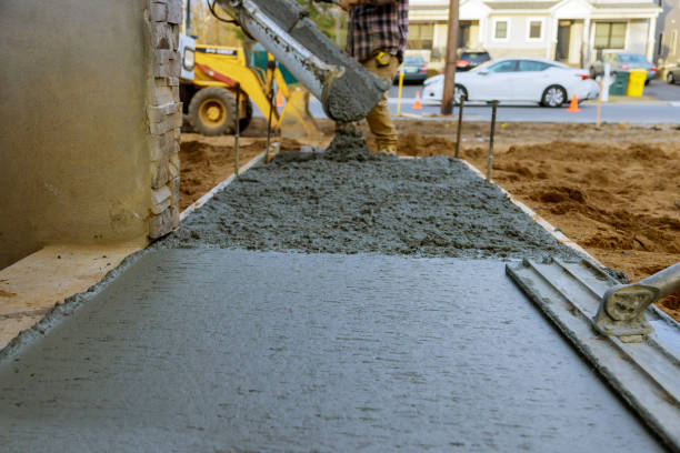 trabajador de la construcción vierte cemento para acera en nueva casa residencial - concrete building fotografías e imágenes de stock