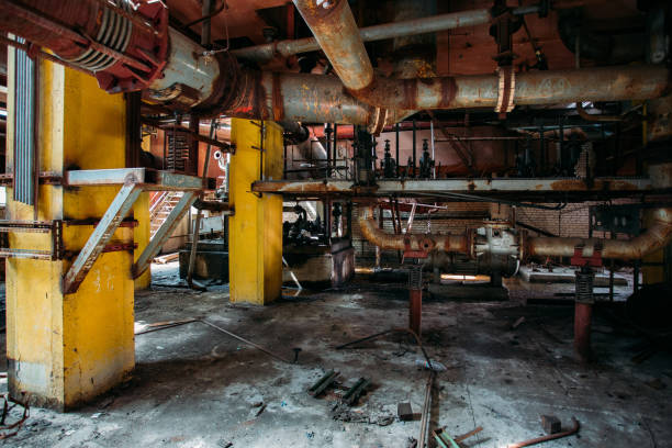 stare zardzewiałe zbiorniki przemysłowe połączone rurami połączonymi z zaworami w opuszczonej fabryce chemicznej - rusty storage tank nobody photography zdjęcia i obrazy z banku zdjęć