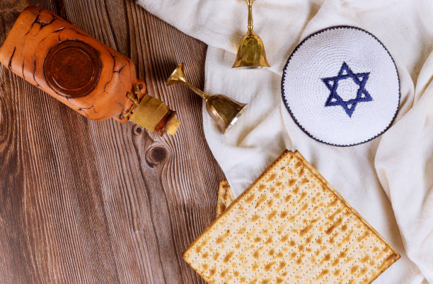 żydowskie święto pascha pesah uroczystości w czerwonym koszernym winie kippa - seder haggadah judaism israel zdjęcia i obrazy z banku zdjęć