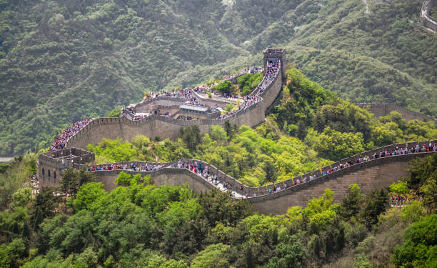 panorama der chinesischen mauer zwischen den grünen hügeln und bergen in der nähe von peking, china - badaling stock-fotos und bilder