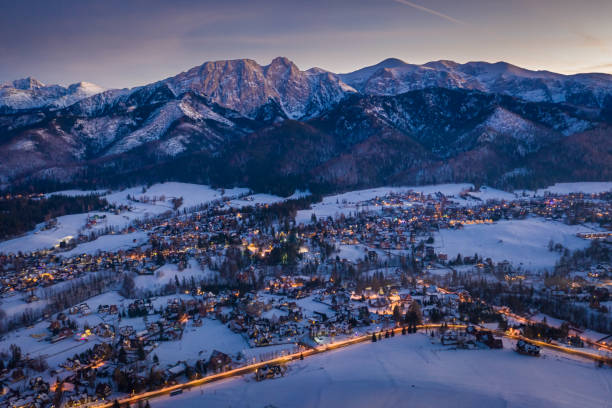 magnifique ville illuminée de zakopane après le crépuscule en hiver, vue aérienne - poland mountain tatra mountains giewont photos et images de collection