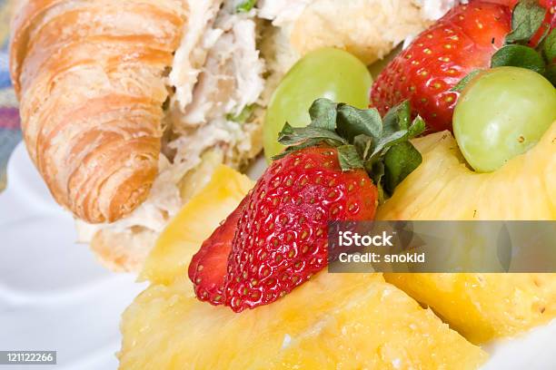 Sándwich De Ensalada De Pollo Foto de stock y más banco de imágenes de Alimento - Alimento, Almendra, Arándano rojo - Fruta baya