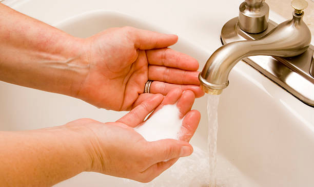 se laver les mains - soap sud water froth bubble photos et images de collection