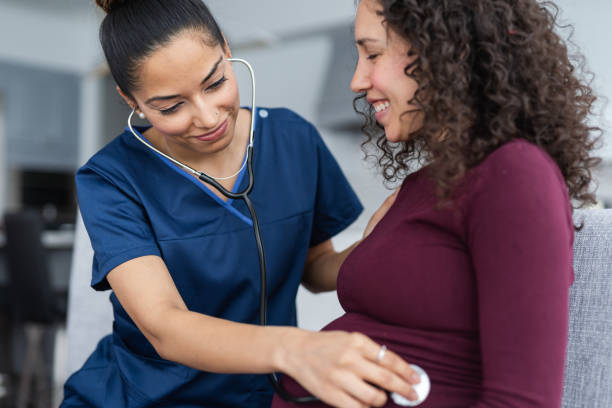 une femme enceinte attirante avec un médecin - pregnancy test human pregnancy medical test human fertility photos et images de collection