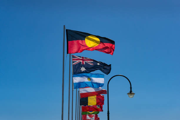 aborigines und australische flaggenamonder am st kilda pier in melbourne, australien - national landmark editorial color image horizontal stock-fotos und bilder