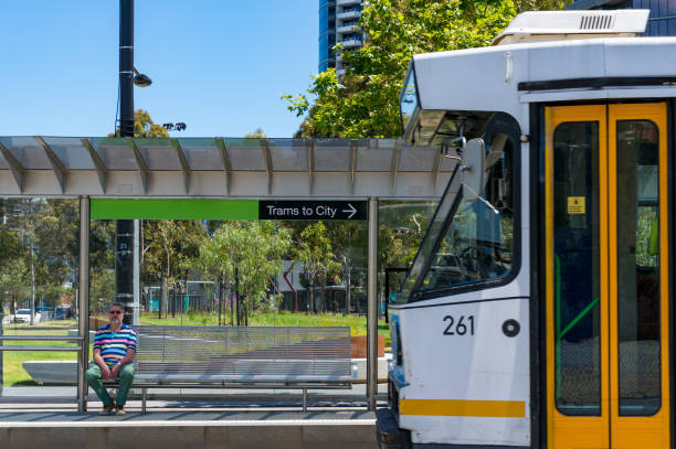 osoba czekająca na przystanku tramwajowym z nadciąbiającą tramwajem - blurred motion street car green zdjęcia i obrazy z banku zdjęć