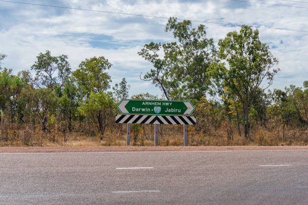 sinal de estrada com direções para jabiru e darwin na rodovia arnhem, austrália - kakadu national park australia bird northern territory - fotografias e filmes do acervo