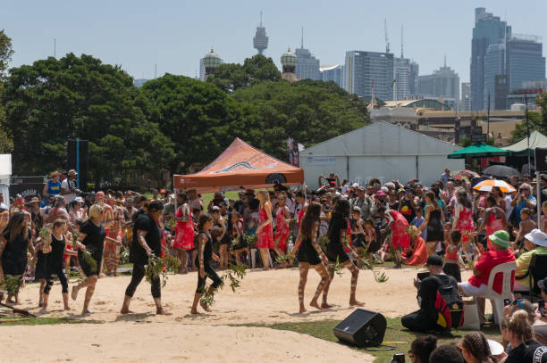 gli aborigeni che eseguono la tradizionale danza aborigena a yabun - indigenous culture australia aborigine australian culture foto e immagini stock