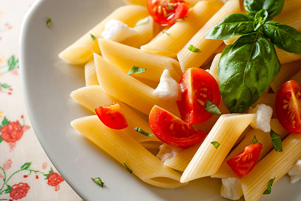 penne tricolore, włoski makaron - penne rigatoni pasta tomato pasta zdjęcia i obrazy z banku zdjęć