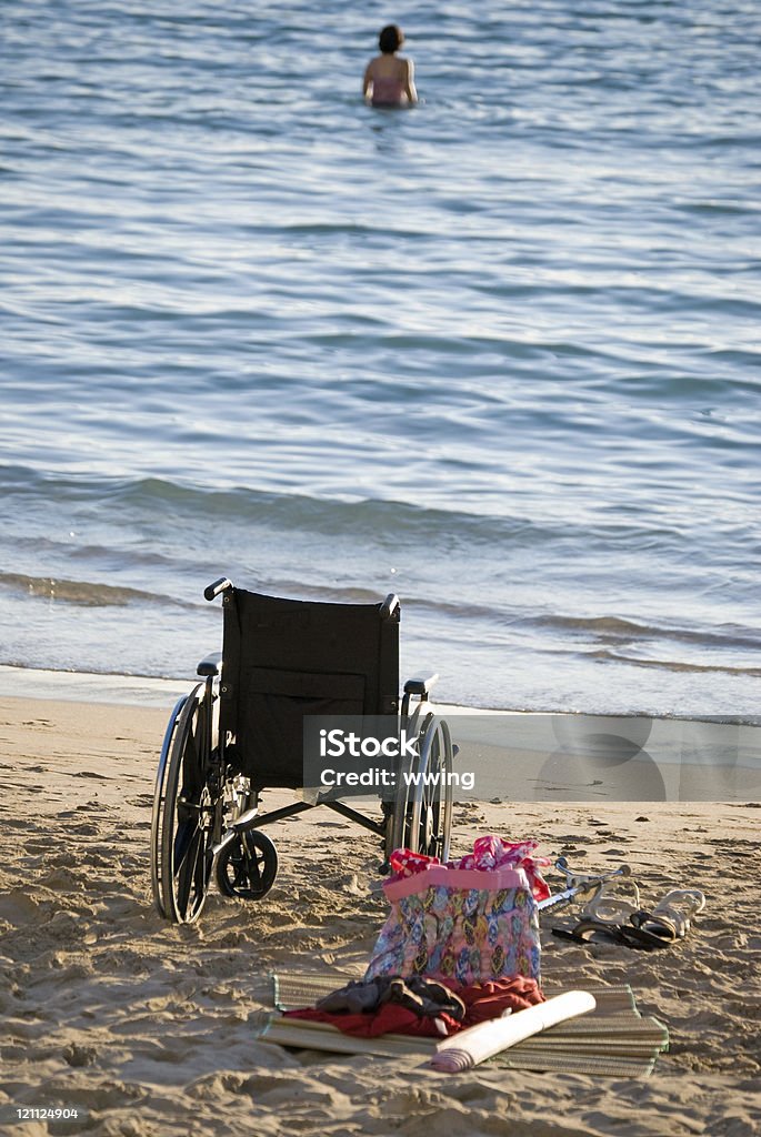 Wheelcahir ath spiaggia - Foto stock royalty-free di Sedia a rotelle