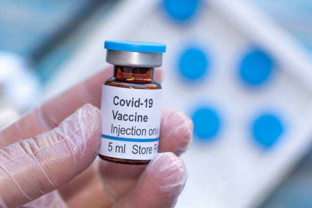 vial de la vacuna contra el coronavirus covid-19 - fotografía temas fotografías e imágenes de stock