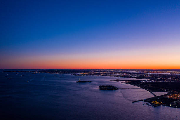 vista aérea da liberty e da ilha ellis em nova york ao pôr do sol, eua - statue liberty statue of liberty ellis island - fotografias e filmes do acervo