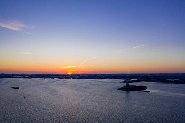 veduta aerea della libertà a new york - ferry new york city ellis island new york state foto e immagini stock