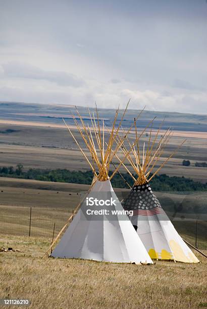 Dois Tepees - Fotografias de stock e mais imagens de Alberta - Alberta, Tenda - Tenda Doméstica, Ao Ar Livre