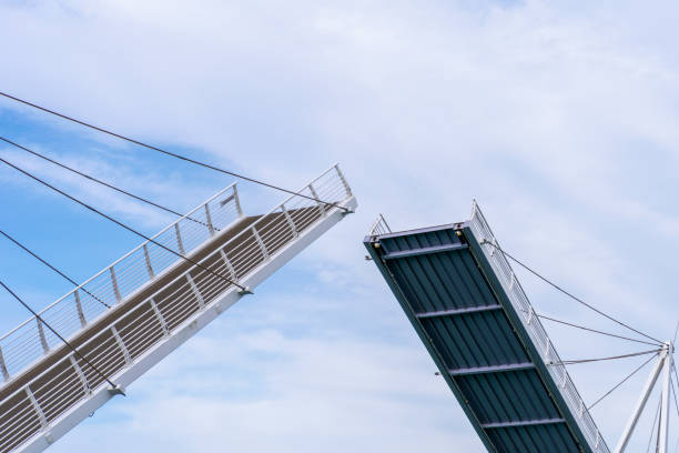 auckland, nieuw-zeeland, 5 februari 2020: wynyard crossing.de 100m lange brug is in staat om te tillen om schepen te laten passeren het viaduct havengebied, het verhogen van twee 22m bewegende secties. - ophaalbrug stockfoto's en -beelden