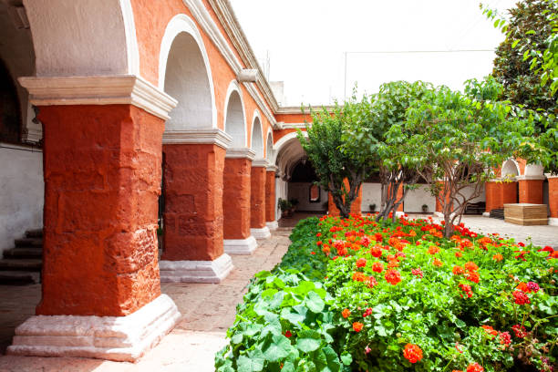 jardim com flores e árvores no mosteiro saint catalina, arequipa, peru - santa catalina monastery - fotografias e filmes do acervo