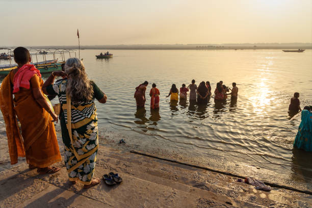 menschen baden im wasser heiligen ganga fluss am morgen. varanasi. indien - morning river ganges river varanasi stock-fotos und bilder