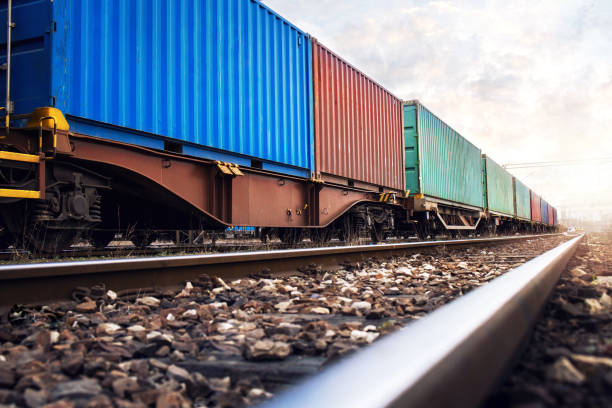 vagones de tren que transportan contenedores de carga para las compañías navieras. - tren fotografías e imágenes de stock