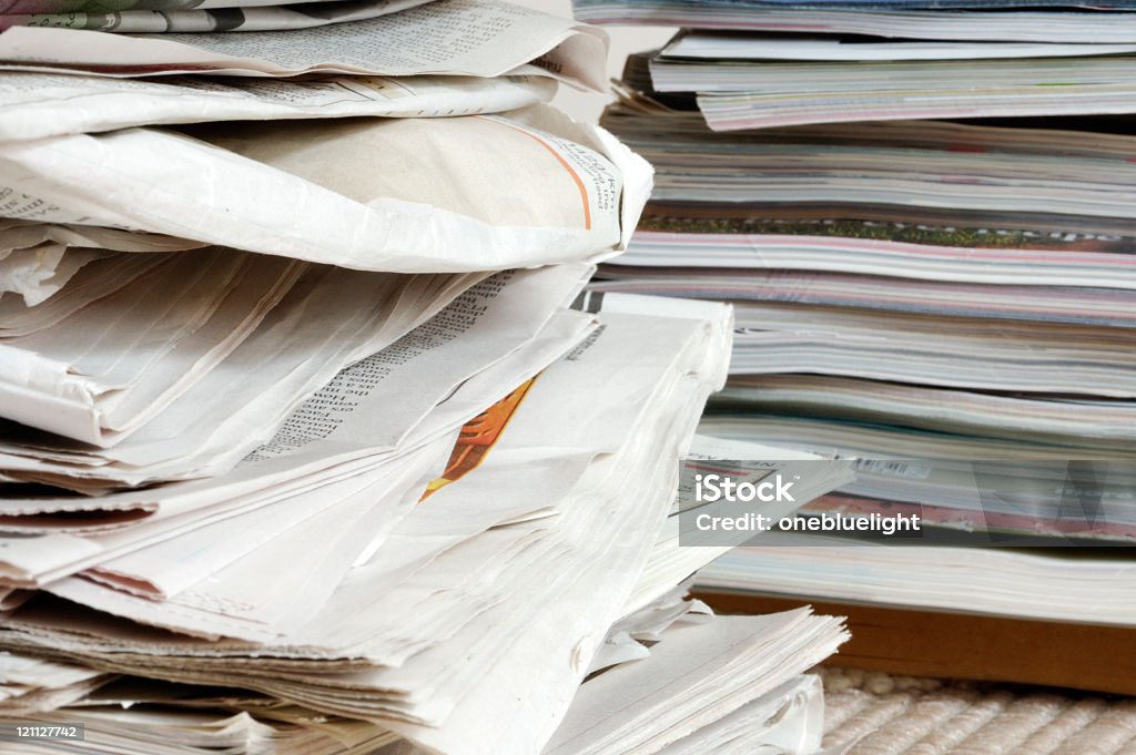 Pila de periódicos y revistas. - Foto de stock de Abundancia libre de derechos