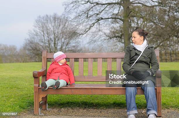 여자 및 어린이 공원 벤치에 대한 스톡 사진 및 기타 이미지 - 공원 벤치, 유아, 18-23 개월