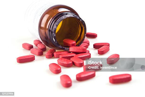 Czerwone Pigułki - zdjęcia stockowe i więcej obrazów Antybiotyk - Antybiotyk, Badanie lekarskie, Butelka