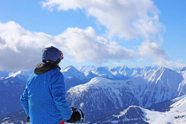 skifahrer, die aussicht genießen - ski skiing european alps resting stock-fotos und bilder