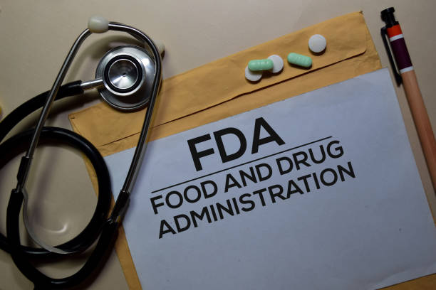 fda - 갈색 봉투와 청진기 위의 문서에 식품 의약품 안전청 텍스트. 의료 또는 의료 개념 - postage stamp horizontal nobody photography 뉴스 사진 이미지