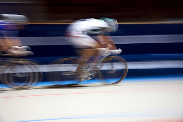 aceleração raicing bicicletas - racing bicycle cyclist sports race panning imagens e fotografias de stock