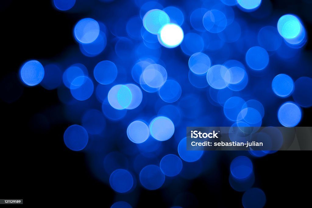 Desenfocado puntos de luz azul sobre fondo negro - Foto de stock de Abstracto libre de derechos