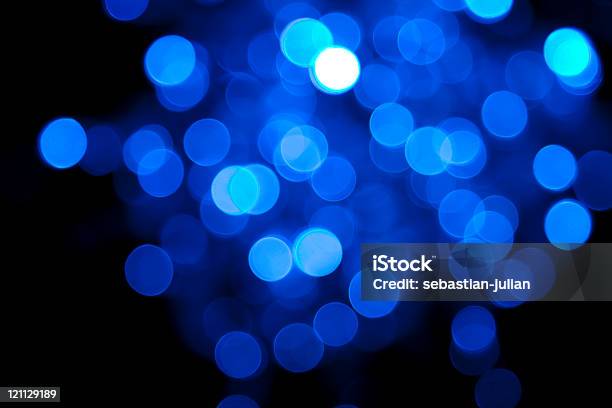 Desenfocado Puntos De Luz Azul Sobre Fondo Negro Foto de stock y más banco de imágenes de Abstracto - Abstracto, Azul, Blanco - Color